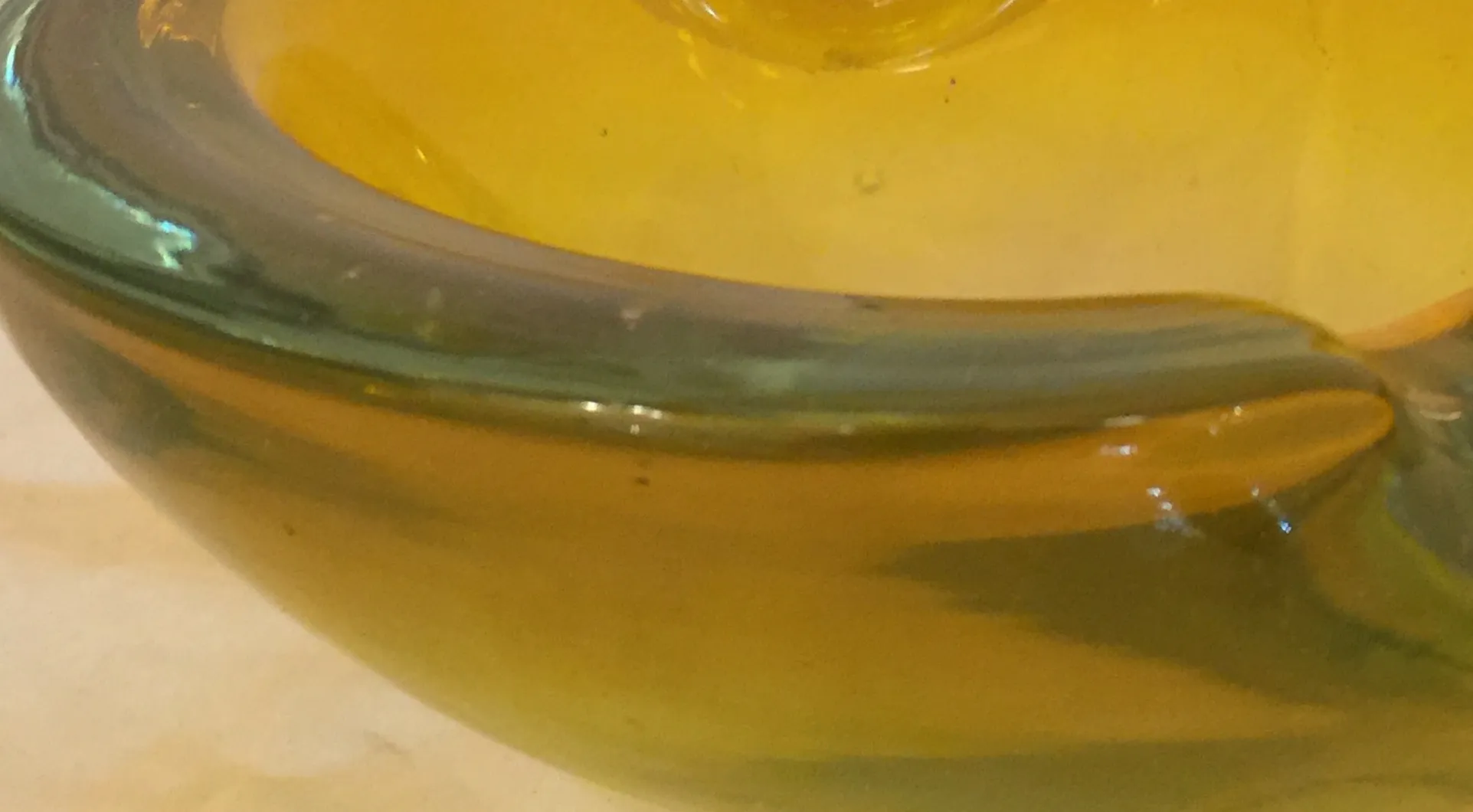 ancien cristal de murano avec des couleurs chaudes et un design unique