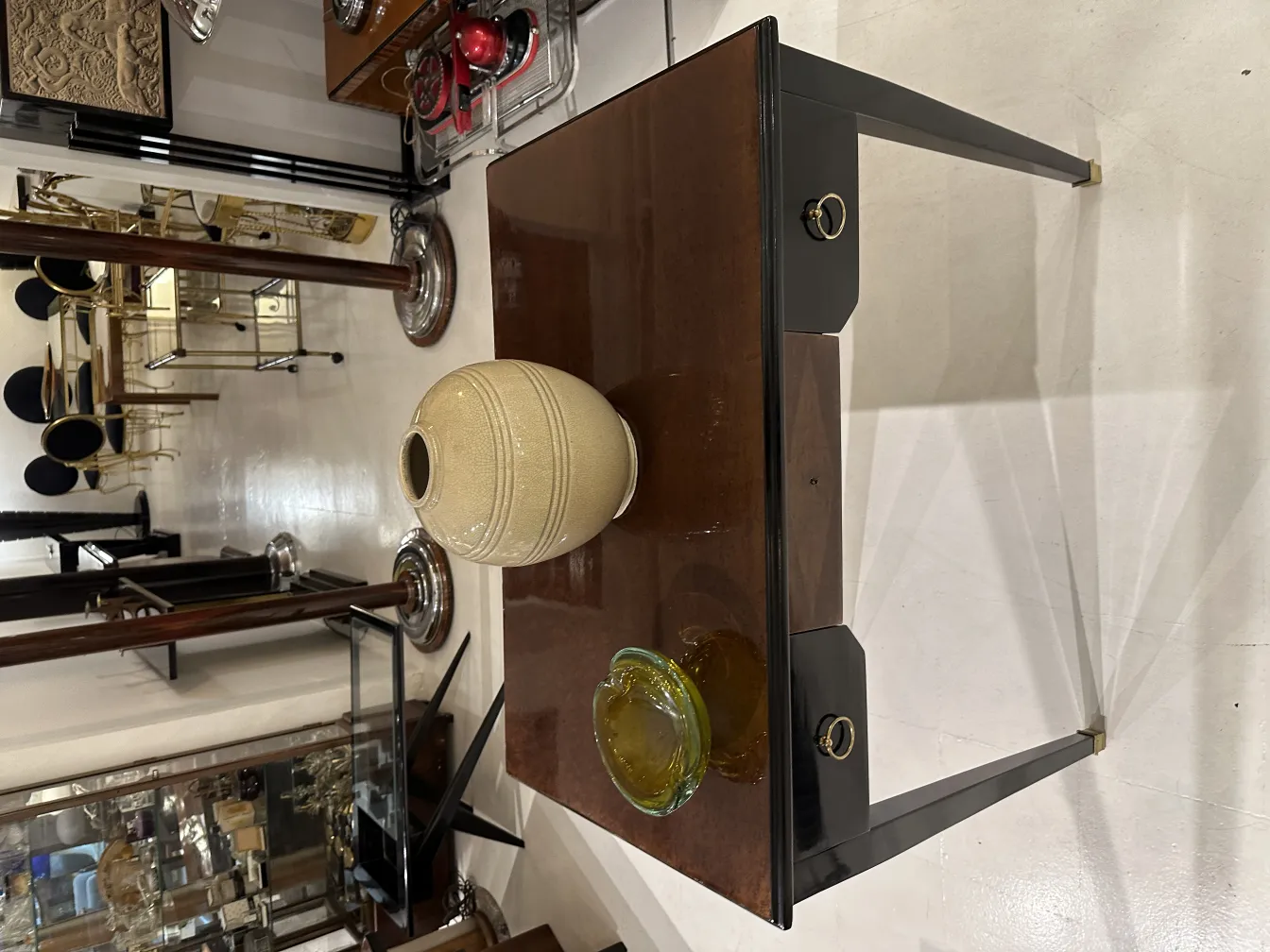 vase antico in vetro di murano su tavolo