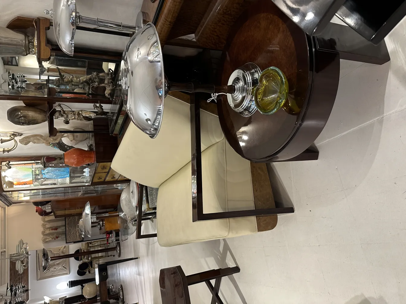 Cristallo di Murano antico con forme eleganti in un ambiente antico