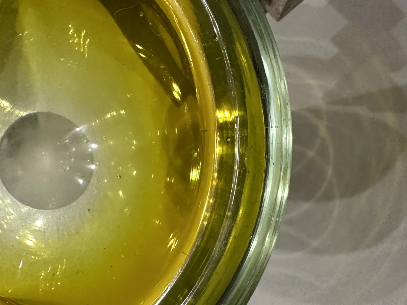 cristal de murano amarelo com sombras sutis e luz