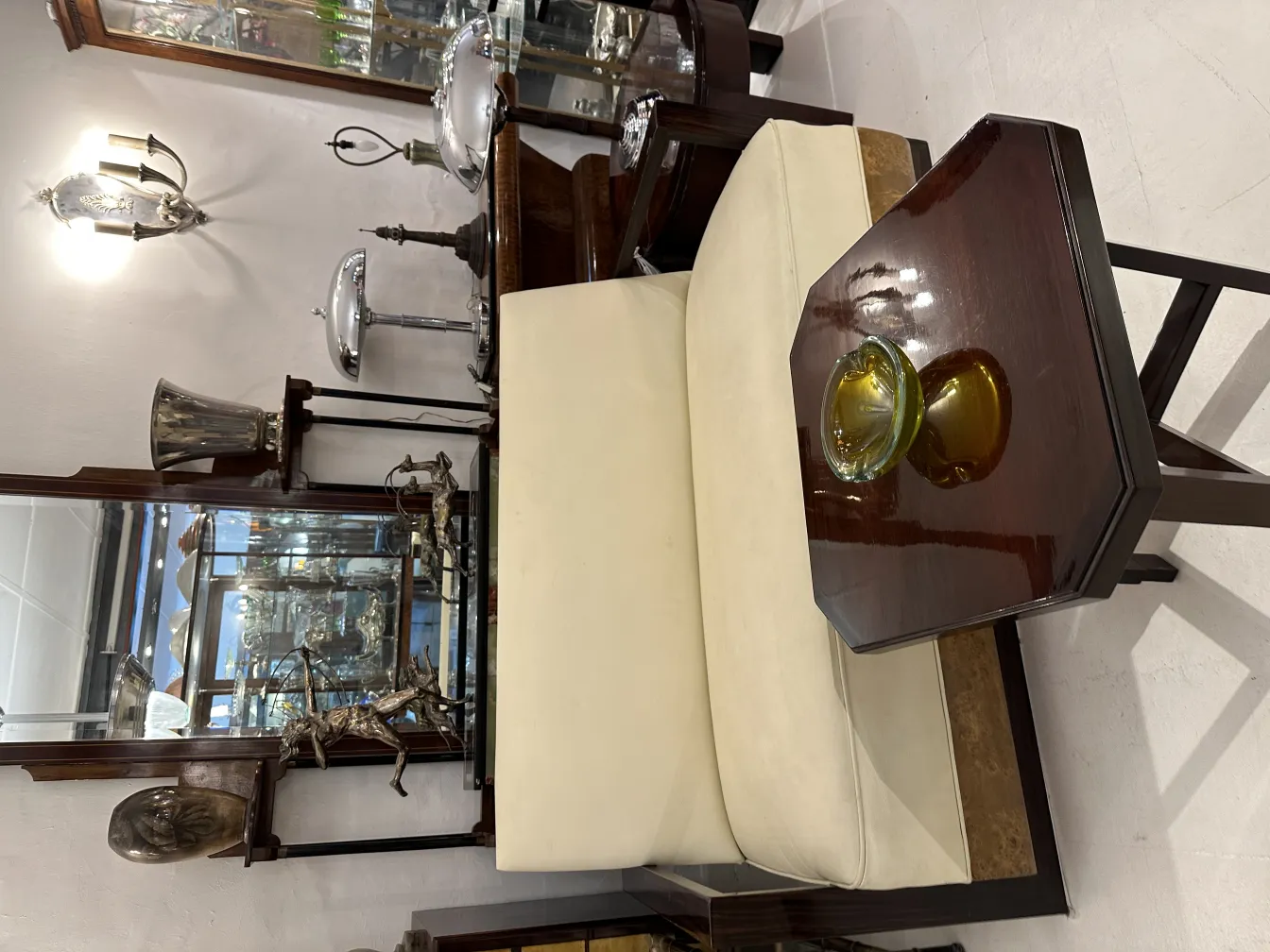 dekorativer murano-glas teller mit gelbem Glanz auf dem Tisch