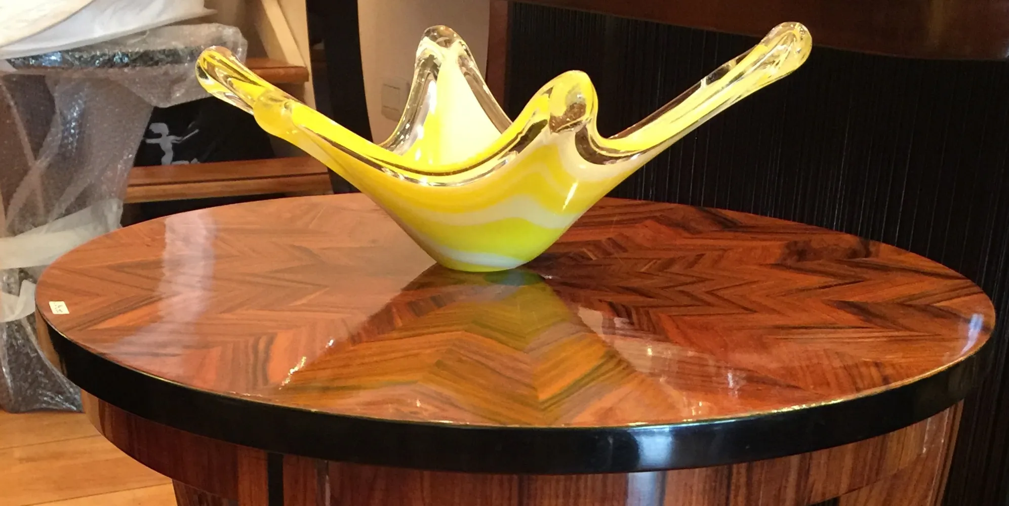 vetro di Murano giallo in forma elegante su un tavolo