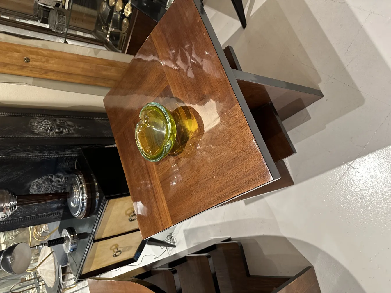 Antikes Murano-Glas mit einzigartiger Form, dekorativ auf einem Holztisch.