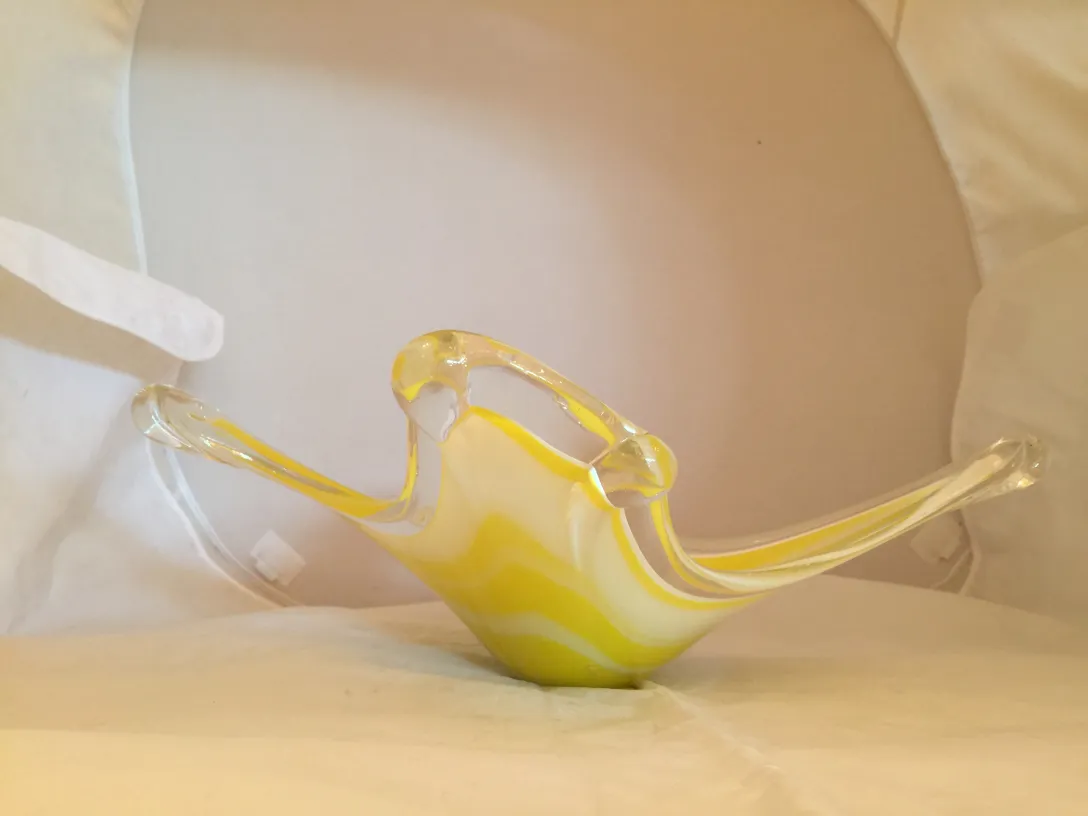 hermoso cristal de murano en tonos amarillos, con formas elegantes