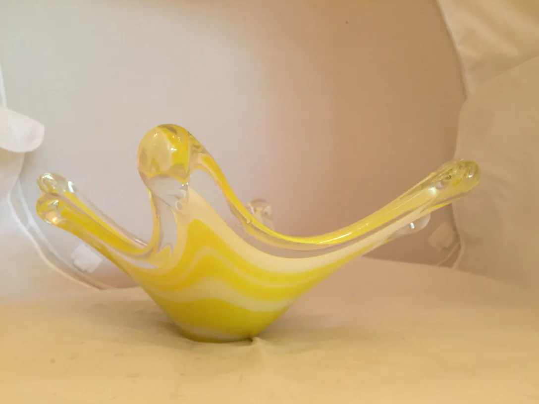 古老的穆拉诺玻璃雕塑，呈黄色鸟形