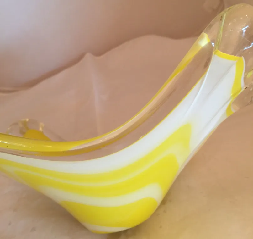 Scultura antica in vetro di Murano giallo e bianco