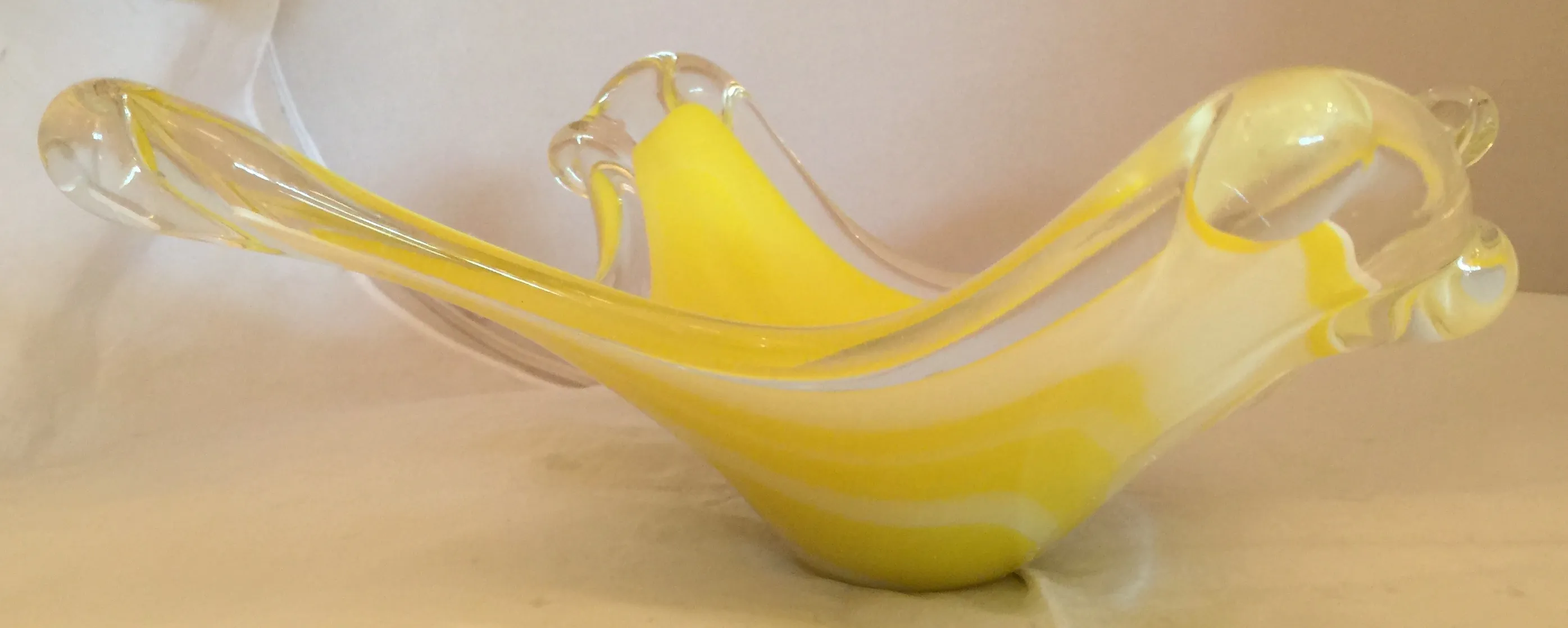 pièce en cristal de murano aux couleurs jaune et blanche, forme élégante