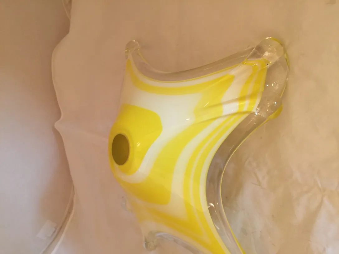 antiguo cristal de murano con diseño amarillo y blanco