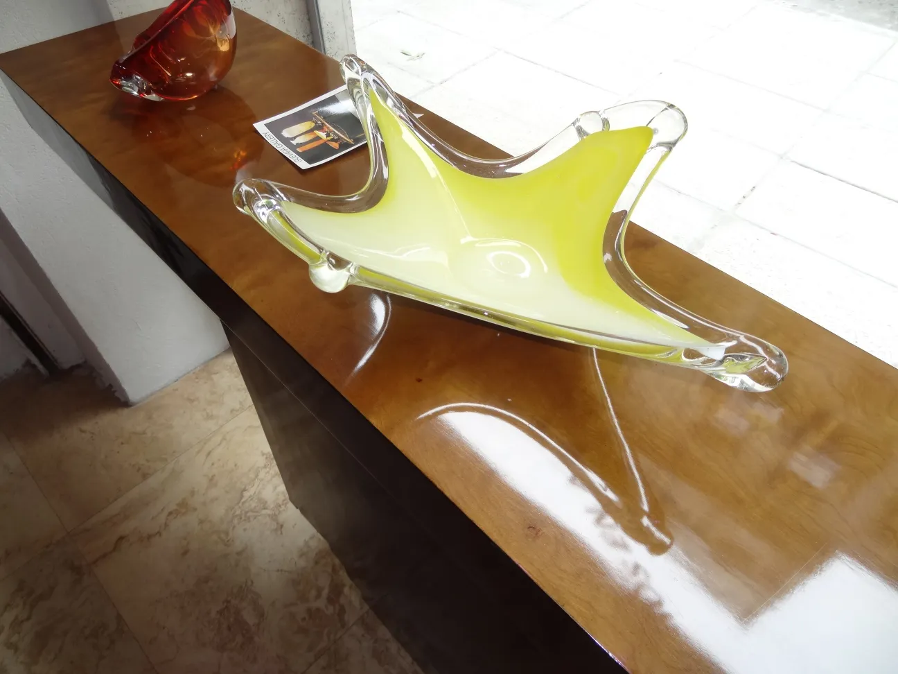 cristal de murano amarelo com forma ondulada sobre mesa