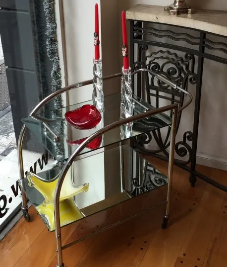 dekorativer Tisch mit rotem und gelbem Murano-Glas