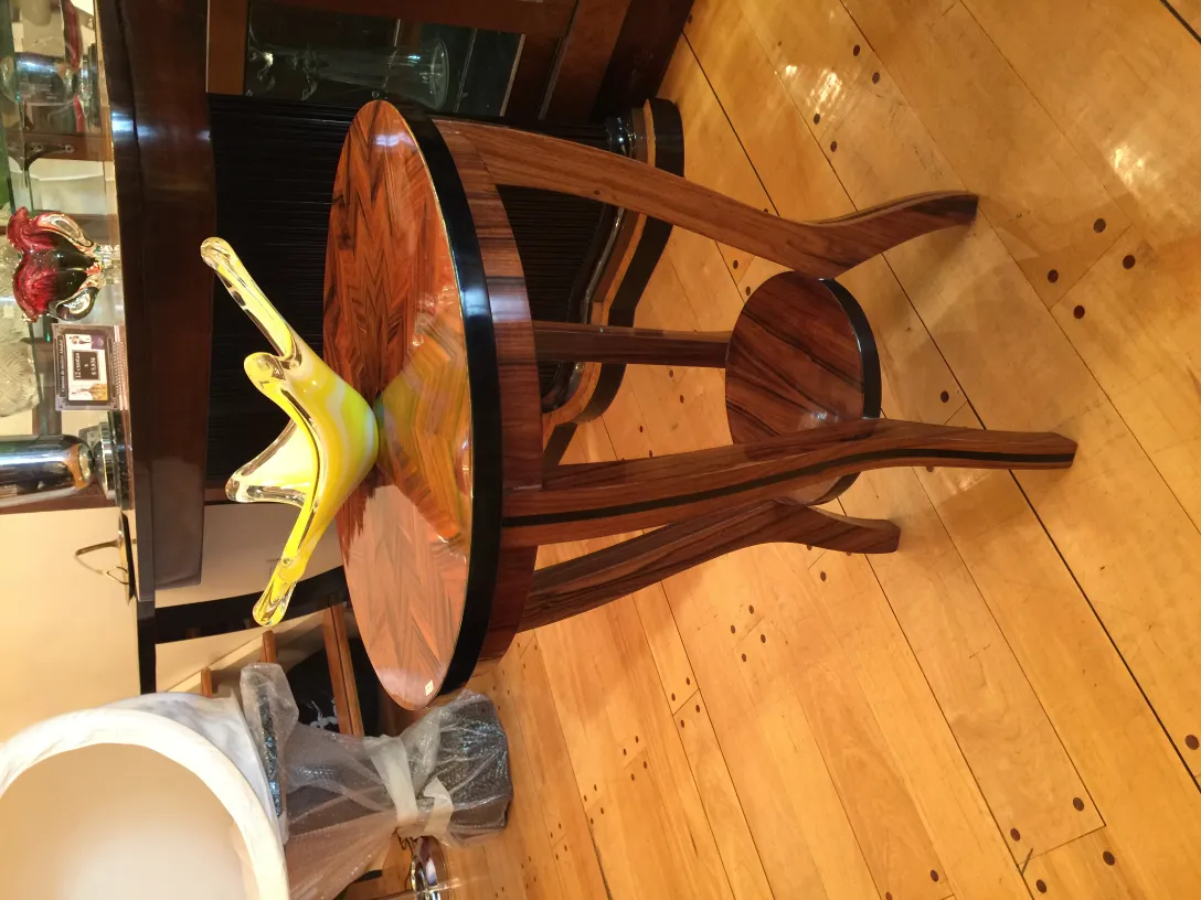 Scultura in vetro di Murano su tavolo, ambiente elegante.