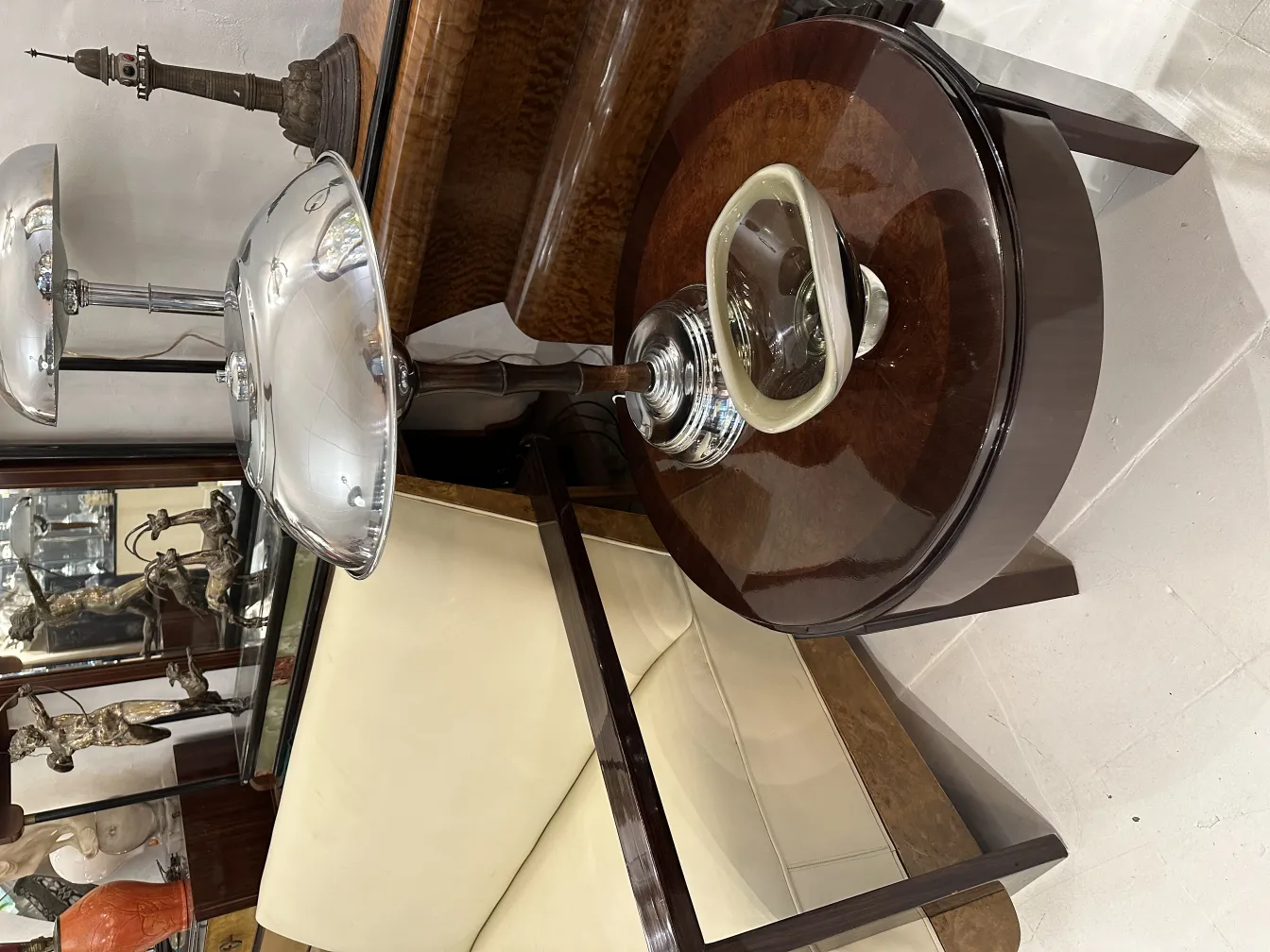 Lampada antica in vetro di Murano con base decorativa e tavolo