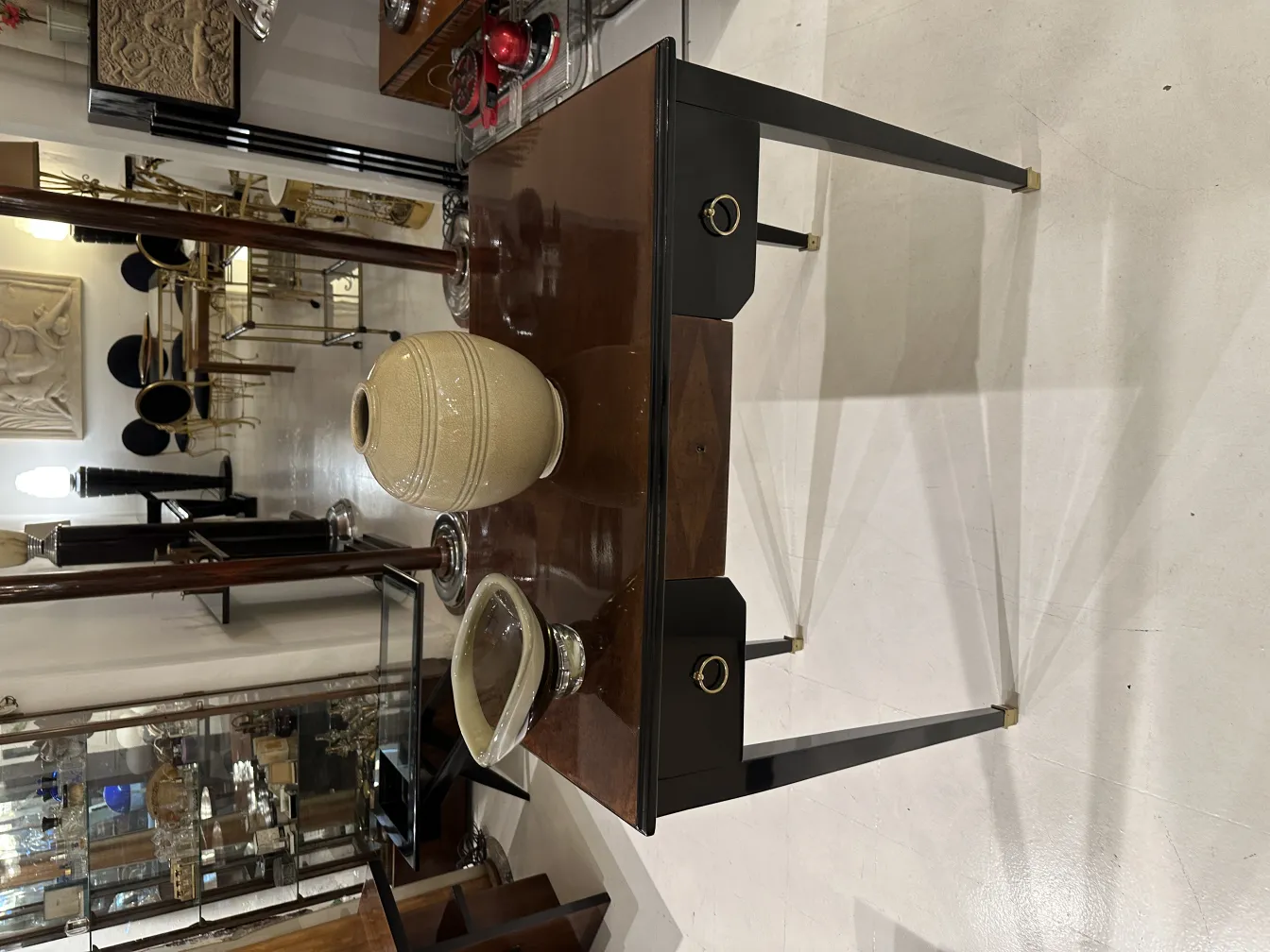 Vaso in vetro di murano su un tavolo antico con dettagli decorativi