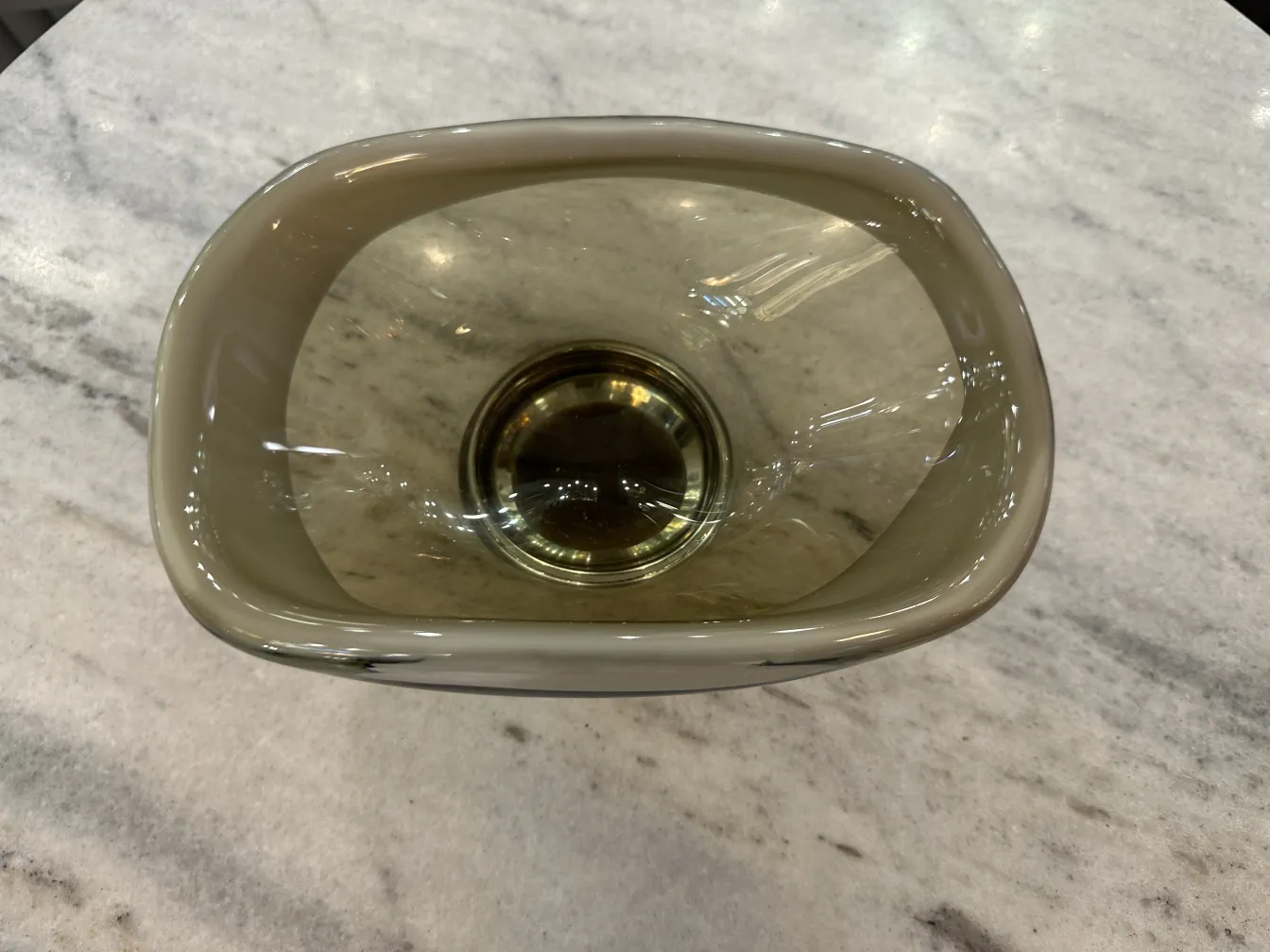 Dekoratives Murano-Glas in rechteckiger Form und sanften Farbtönen in einem eleganten Ambiente.