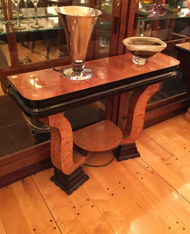 Antico vetro di Murano decorativo su un tavolo elegante.