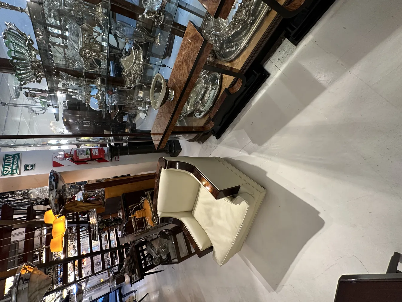 Antiquité en cristal de Murano avec des formes uniques dans un cadre élégant.