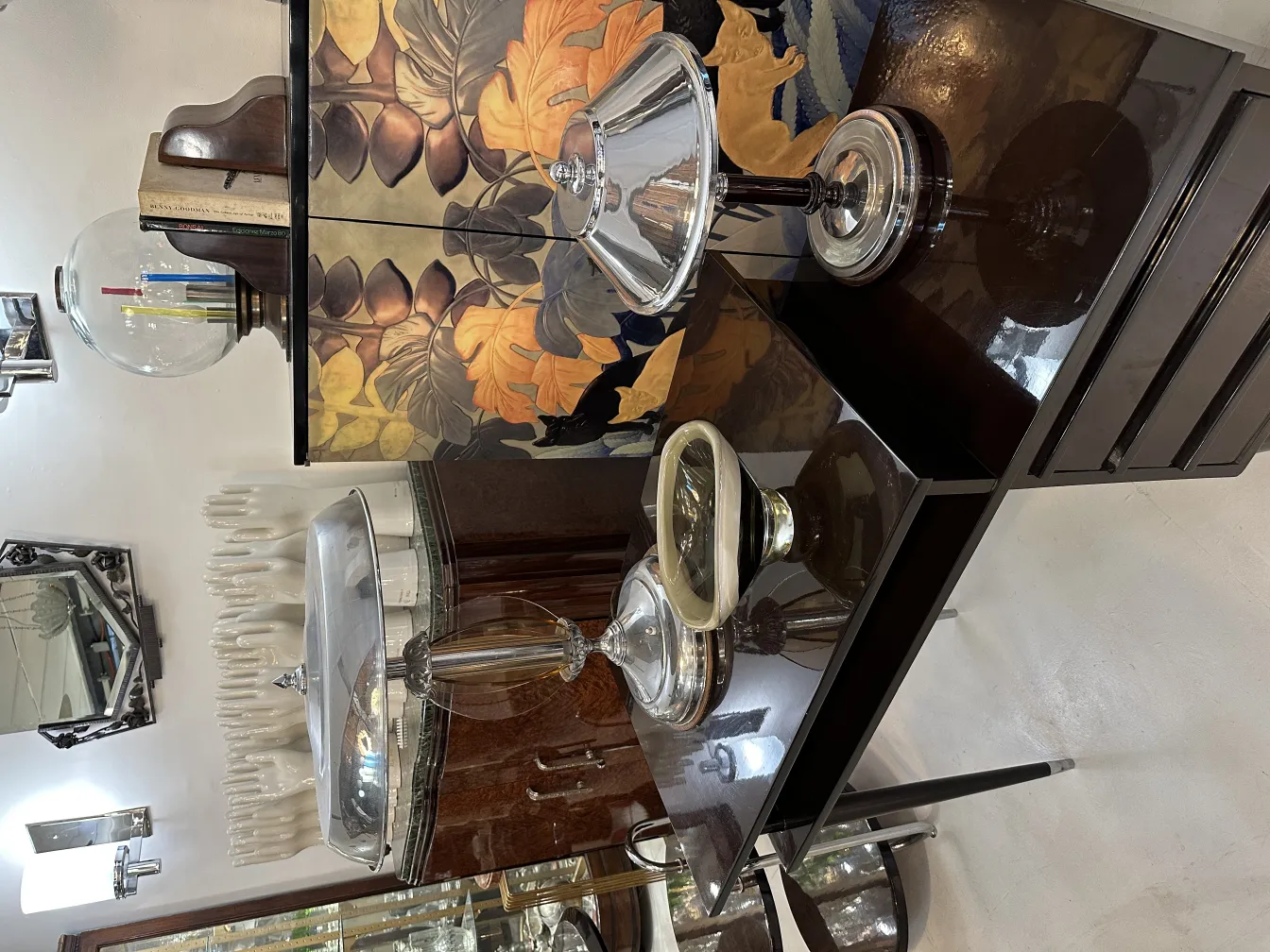 Antico vetro di Murano con dettagli decorativi su tavolo