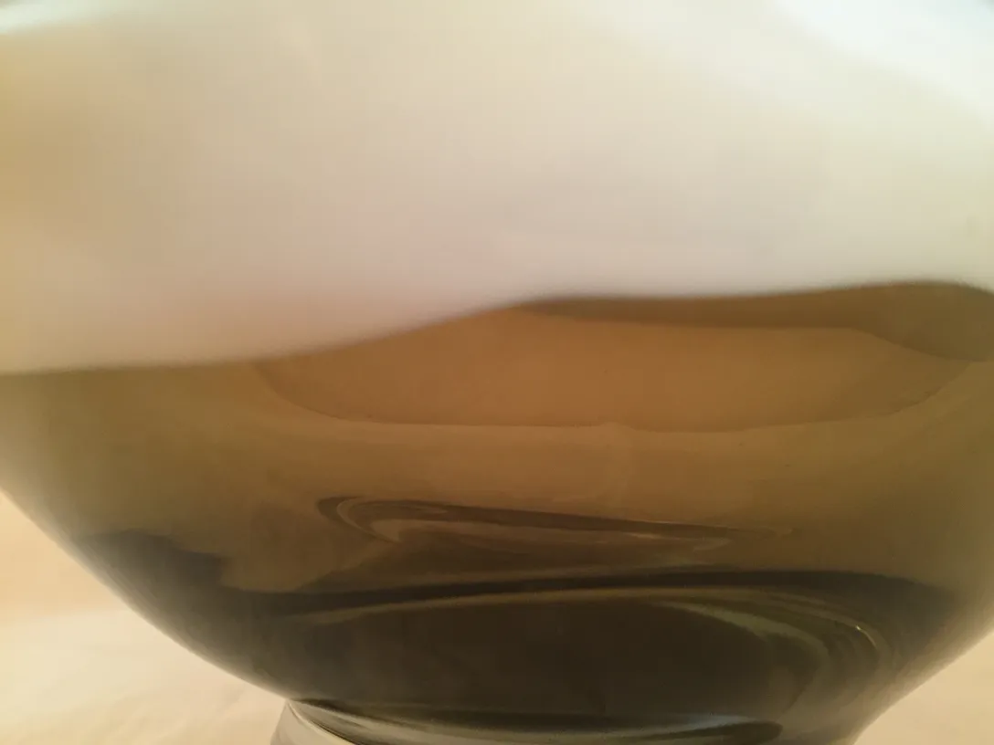 古老的穆拉诺玻璃，优雅的设计与有机形状，置于宁静的环境中。