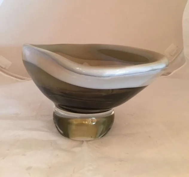 ancien contenant en cristal de murano avec forme ondulée et couleurs subtiles