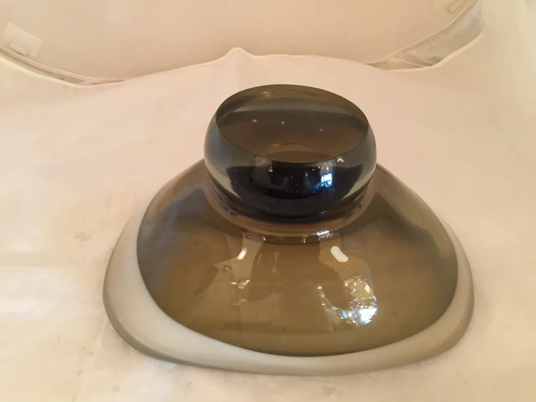 Antikes Murano-Glas in rauchiger Farbe mit eleganter Form