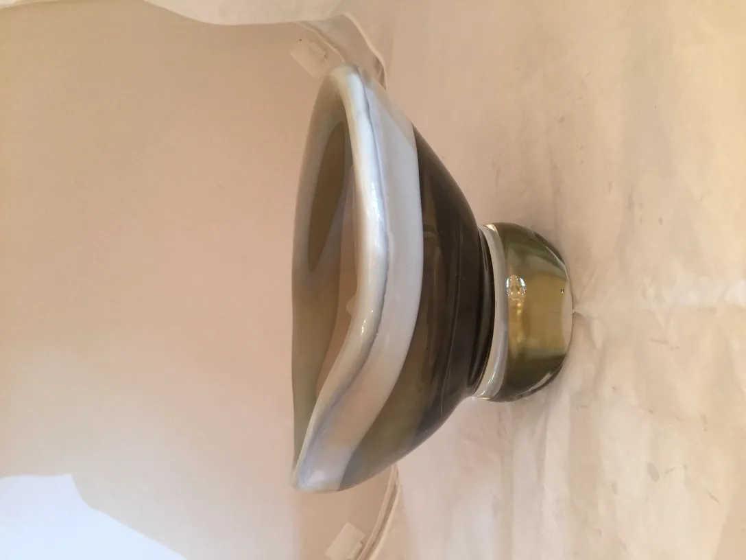 antikes murano-glas mit gewellter form und elegantem design