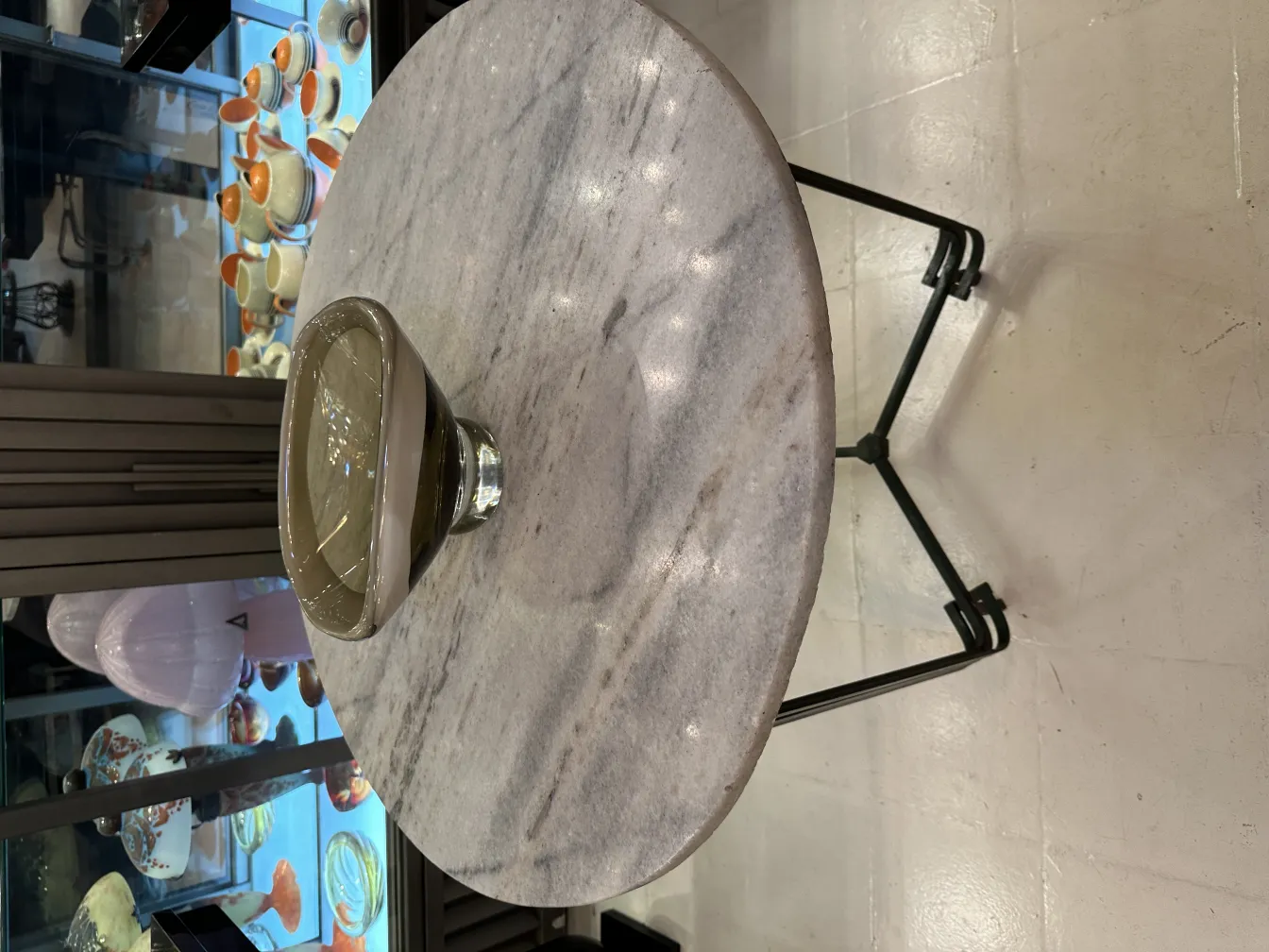 antico vetro di murano decorativo su tavolo in marmo grigio