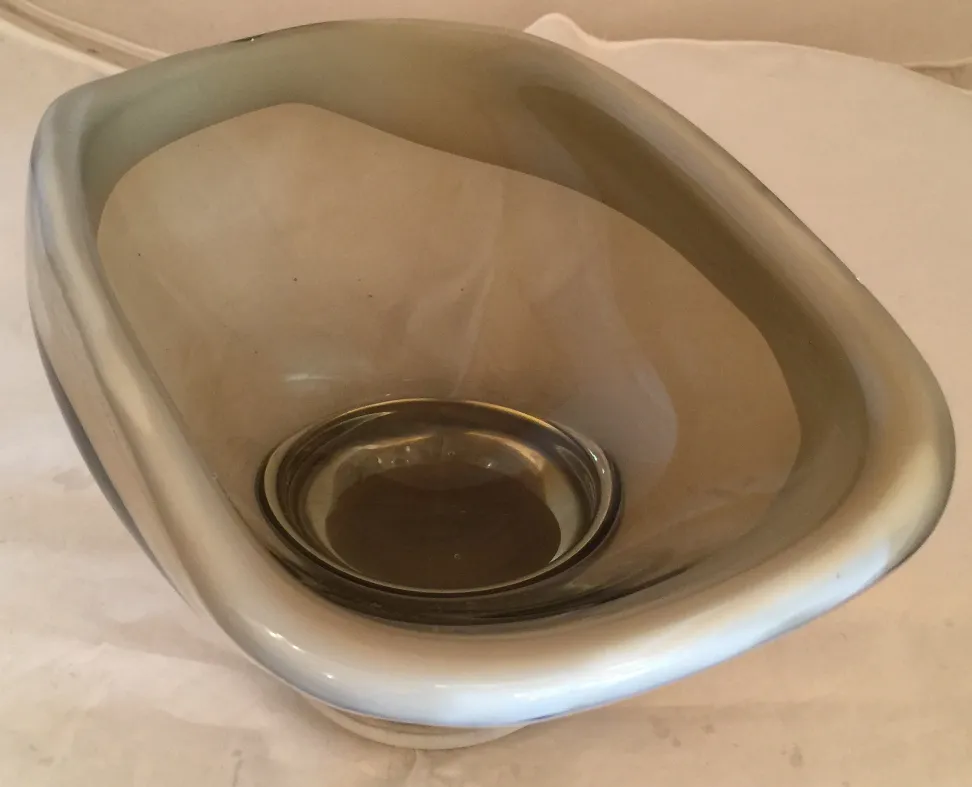 antiguo cristal de murano con diseño único y formas suaves