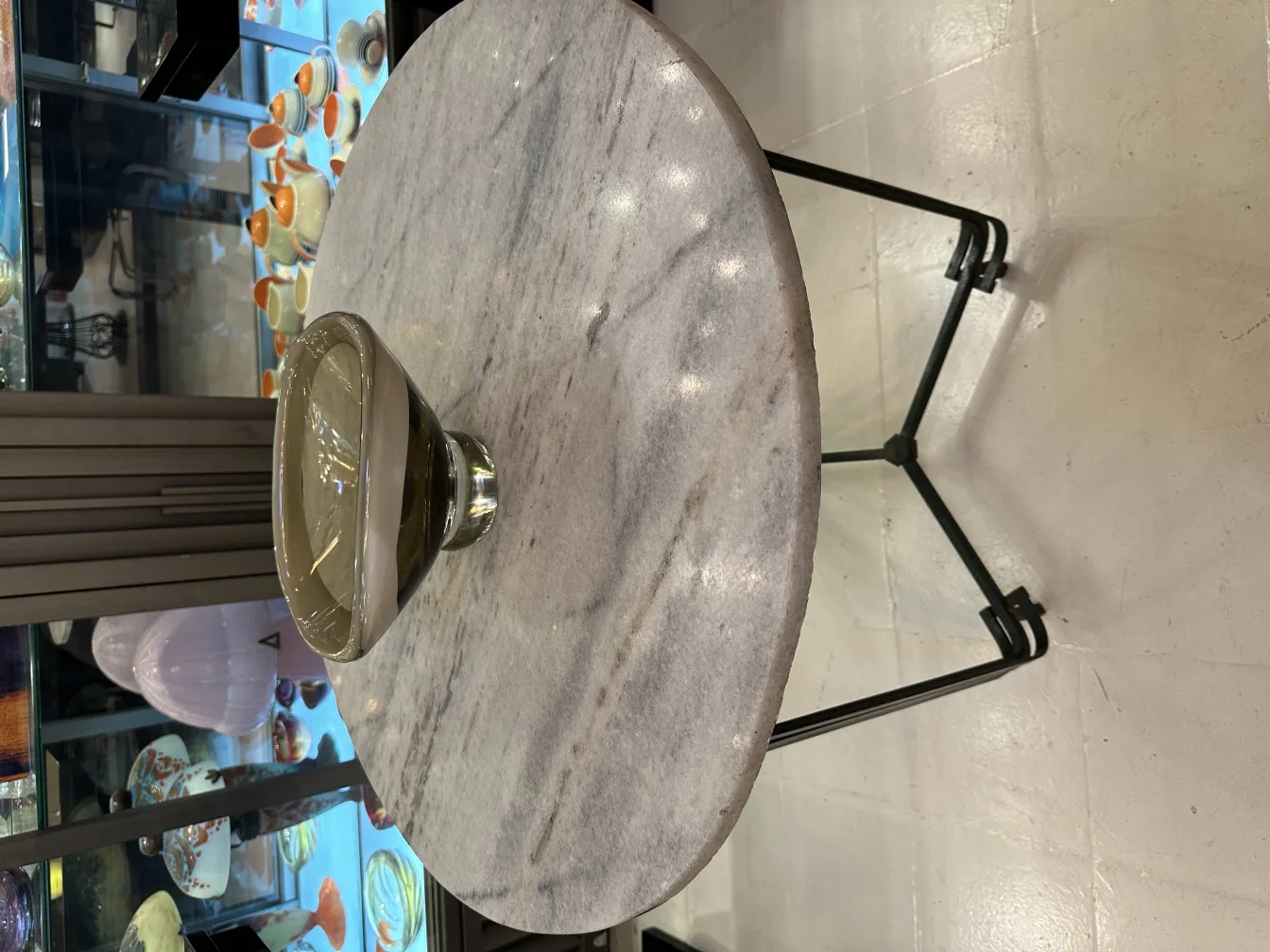 decorativo cristal de murano con base clara y tonos suaves, fondo de antigüedades