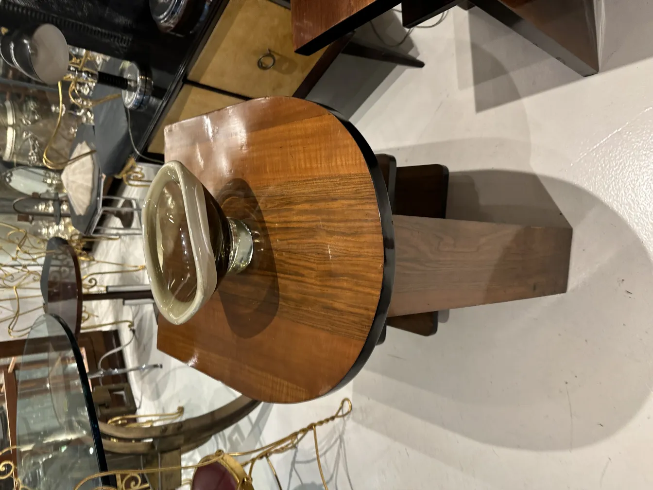 bel vetro di murano con design elegante e forme curve