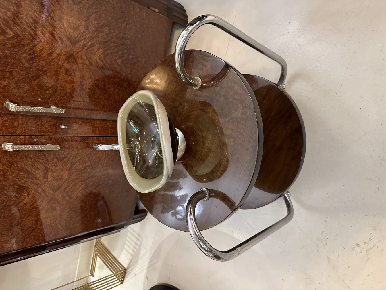 Vetro di Murano antico con forma elegante e finitura lucida, circondato da un ambiente classico.