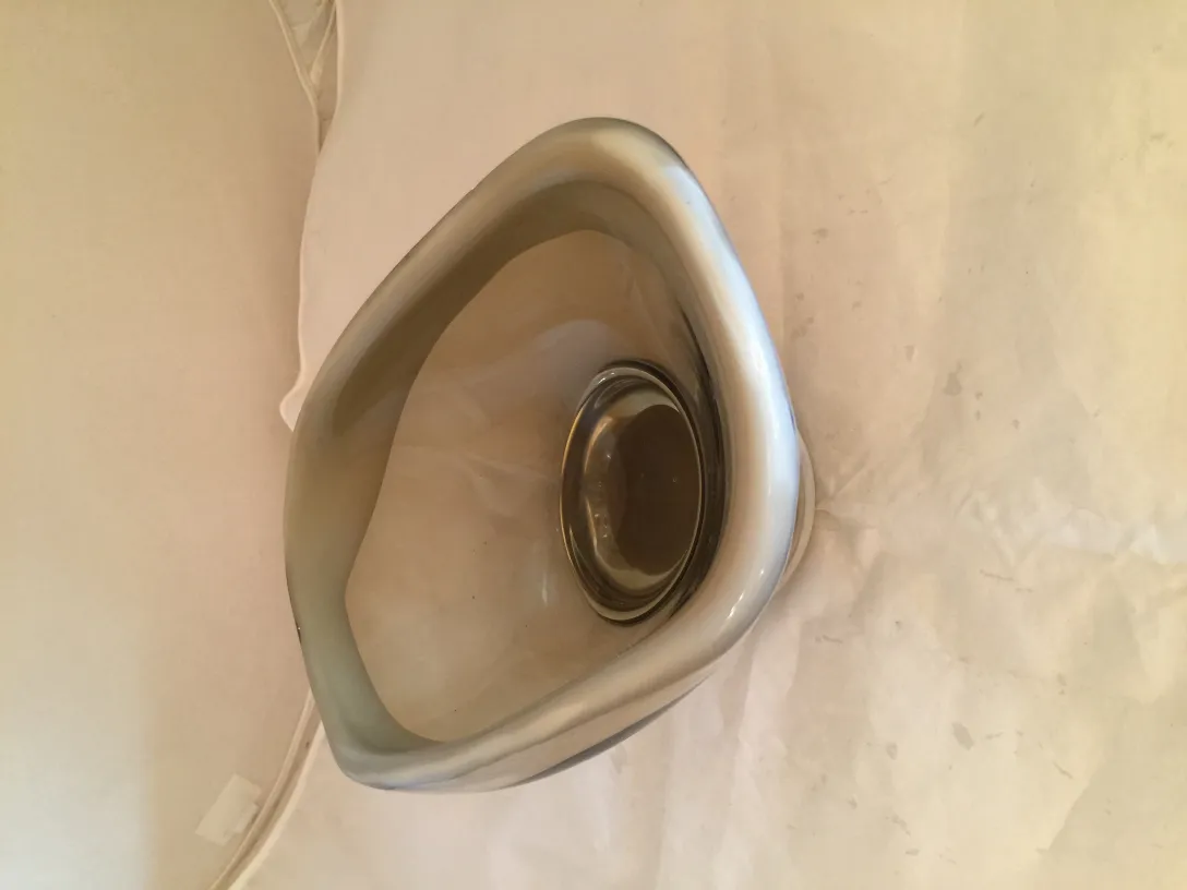 Cristal de Murano com forma ondulada, cor clara e ambiente elegante.