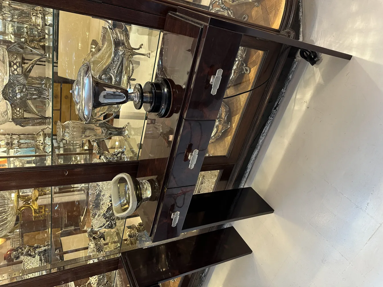 展示在展示柜中的古老穆拉诺玻璃与其他物品