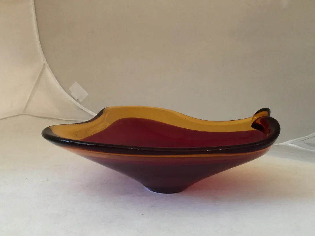 hermoso y colorido cristal de murano con formas elegantes