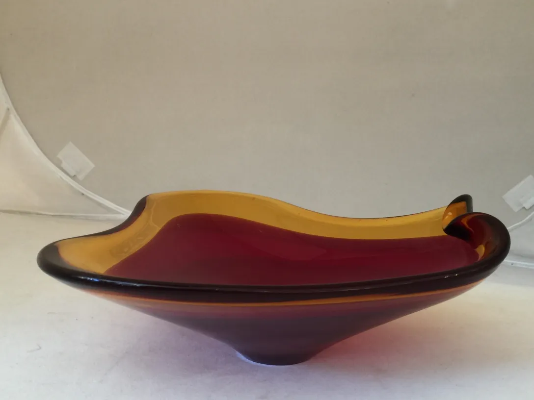 pieza de cristal de murano en tonos ámbar y rojo con forma estilizada