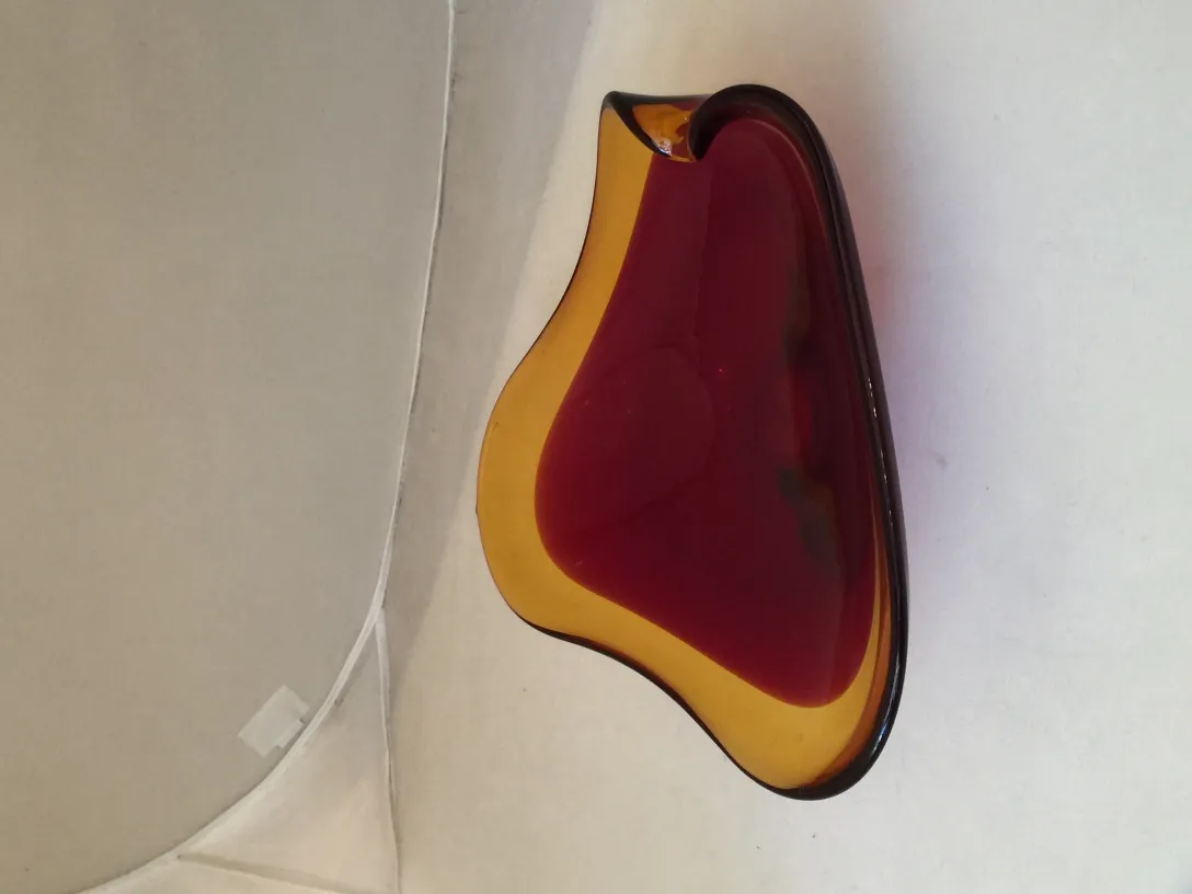 Cristal de Murano dans des tons ambre et rouge, avec des formes élégantes