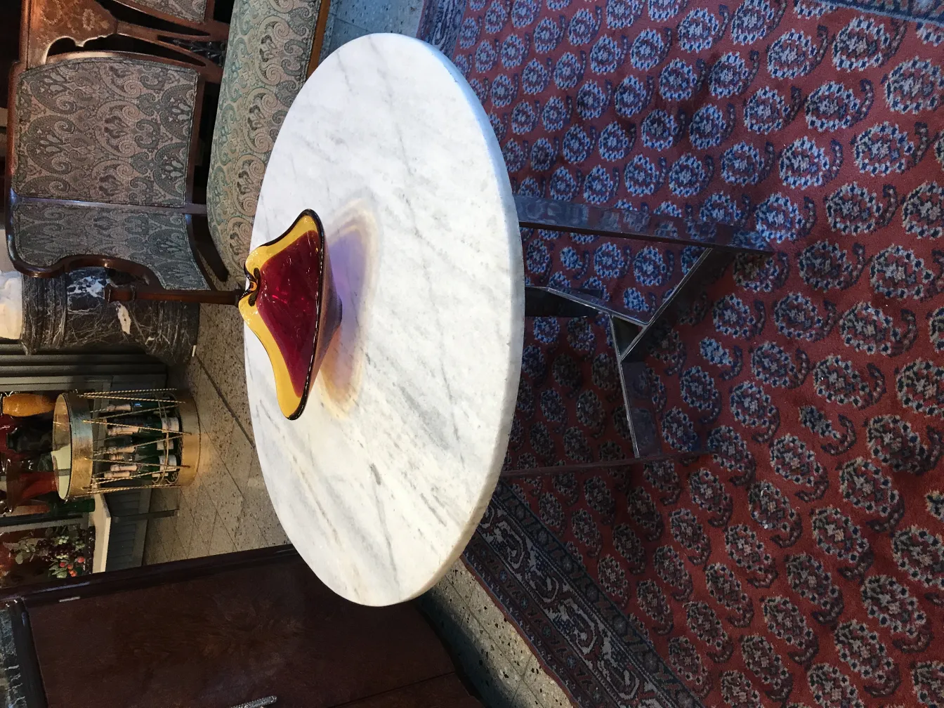 altes murano-glas in blomform mit lebhaften farben