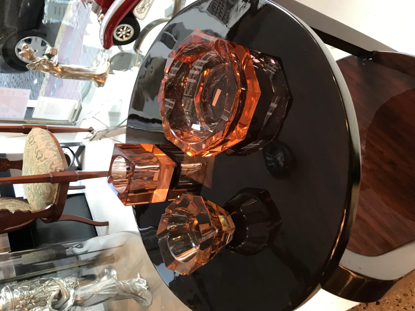 tre pezzi antichi in vetro di Murano arancione