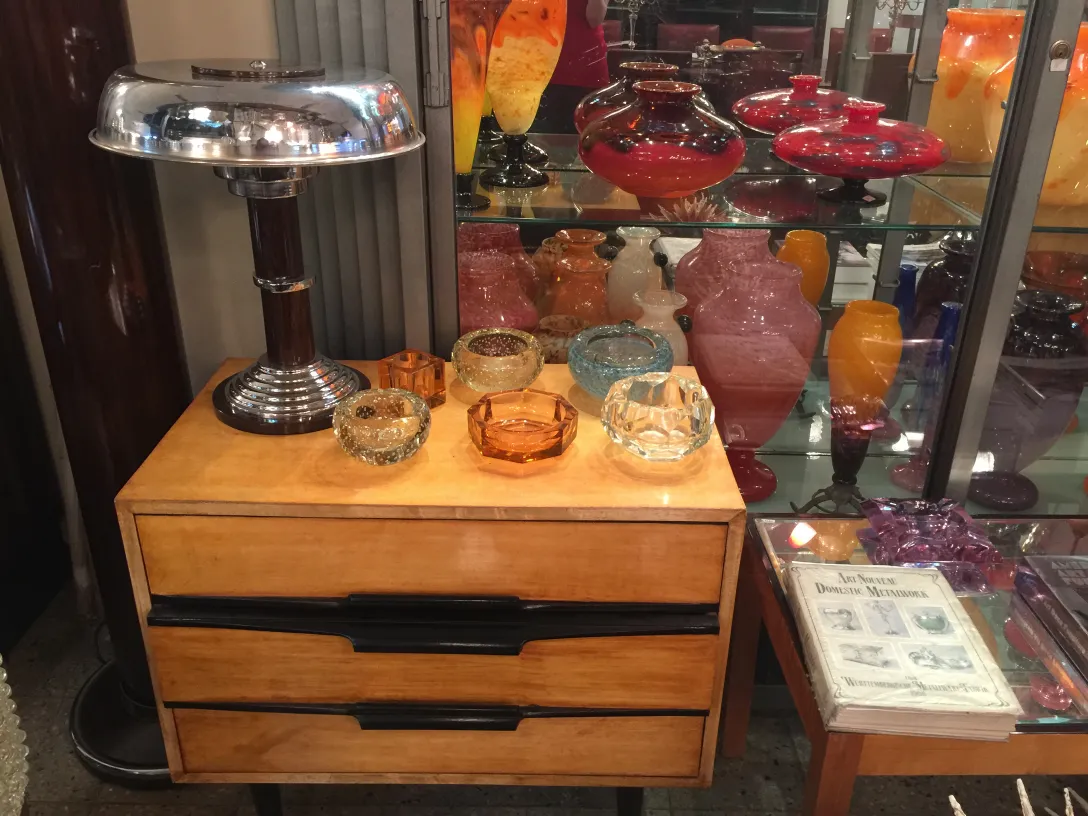 Antico vetro di Murano in colori vivaci e forme eleganti.