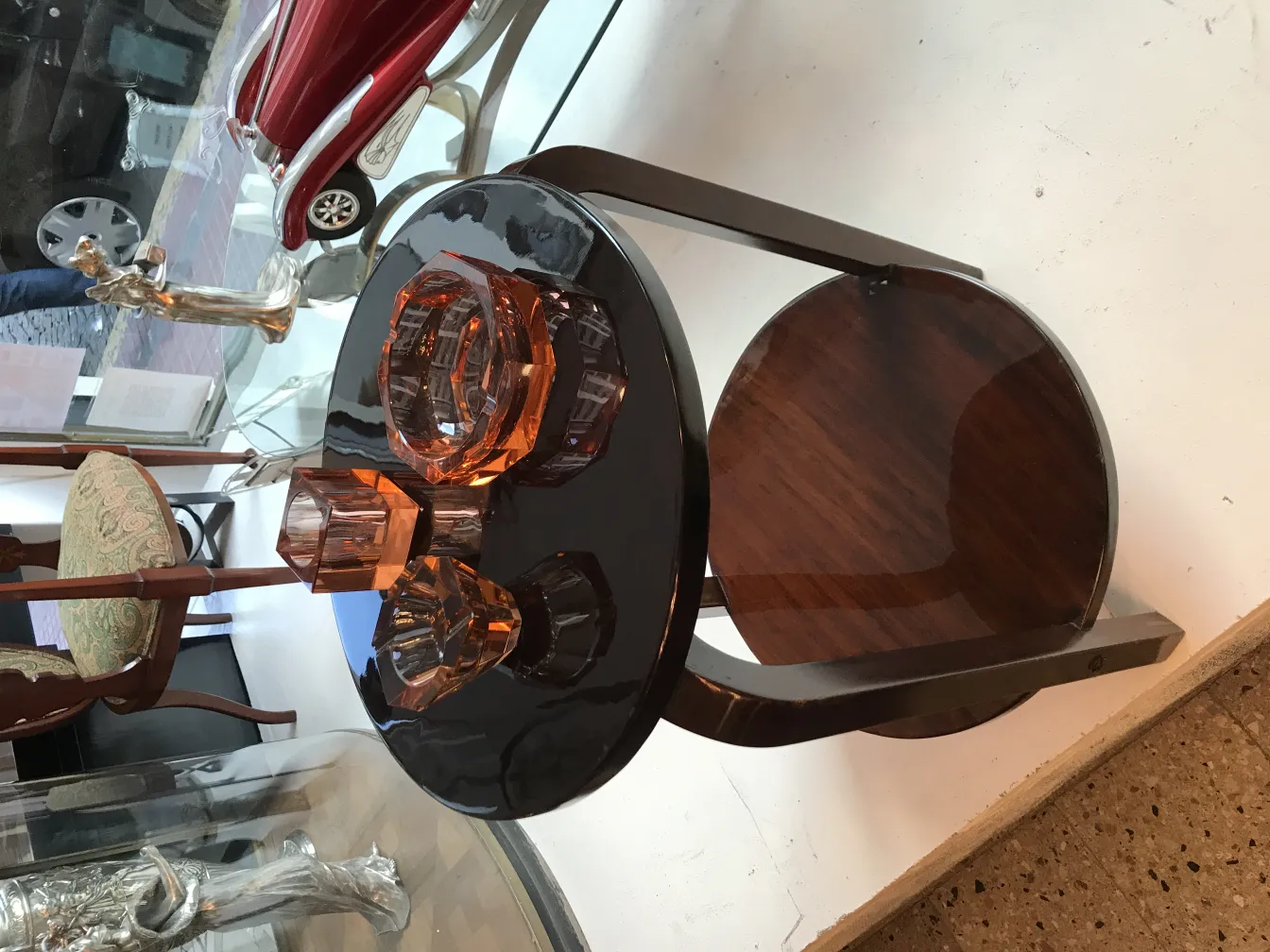 decoração antiga cristal de murano em mesa preta