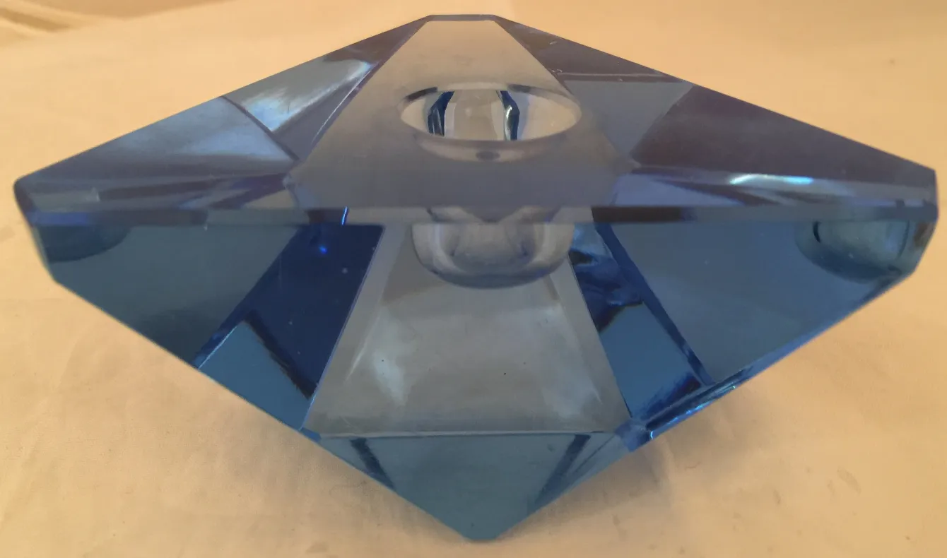 schönes antikes murano-glas in geometrischer blauer form