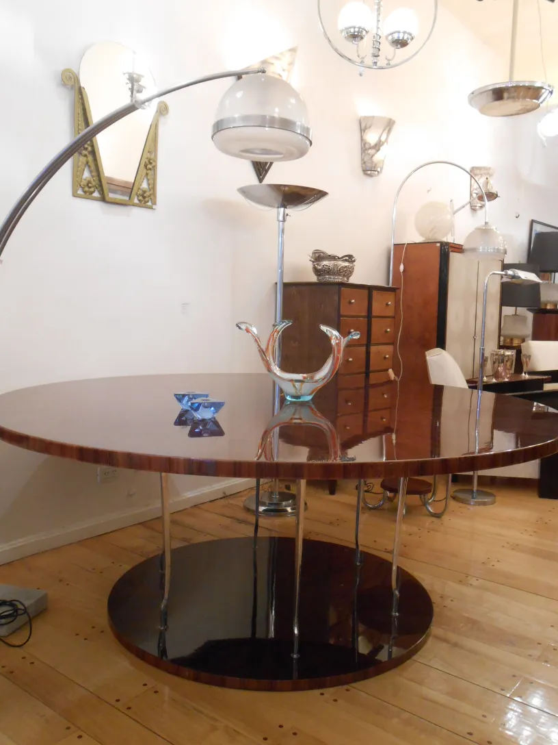 pezzo decorativo in vetro di murano con forme eleganti e colori vari in un ambiente classico