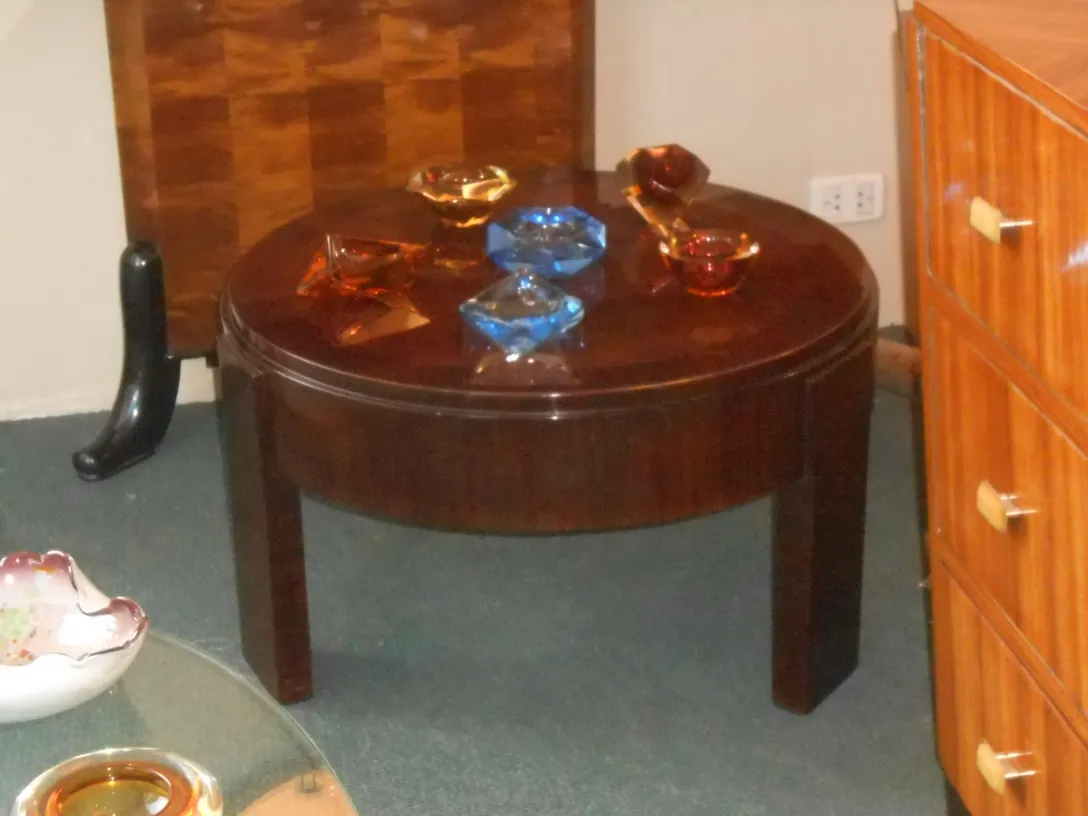 cristaux colorés de murano sur une table ancienne