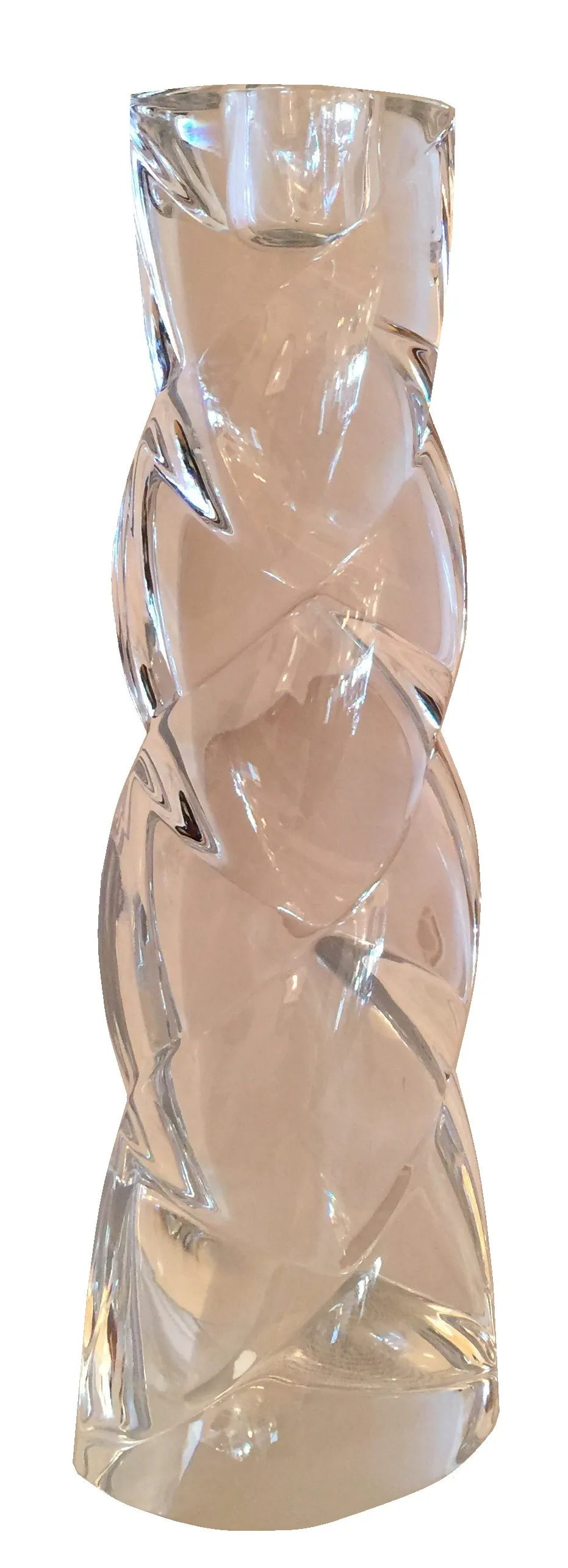 Vaso antiguo de cristal de Murano con formas en espiral, transparente y brillante en un ambiente luminoso.