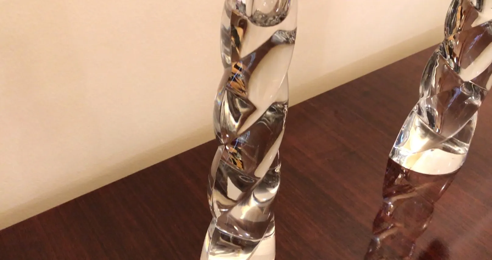 scultura antica in vetro di murano, forme eleganti e chiare