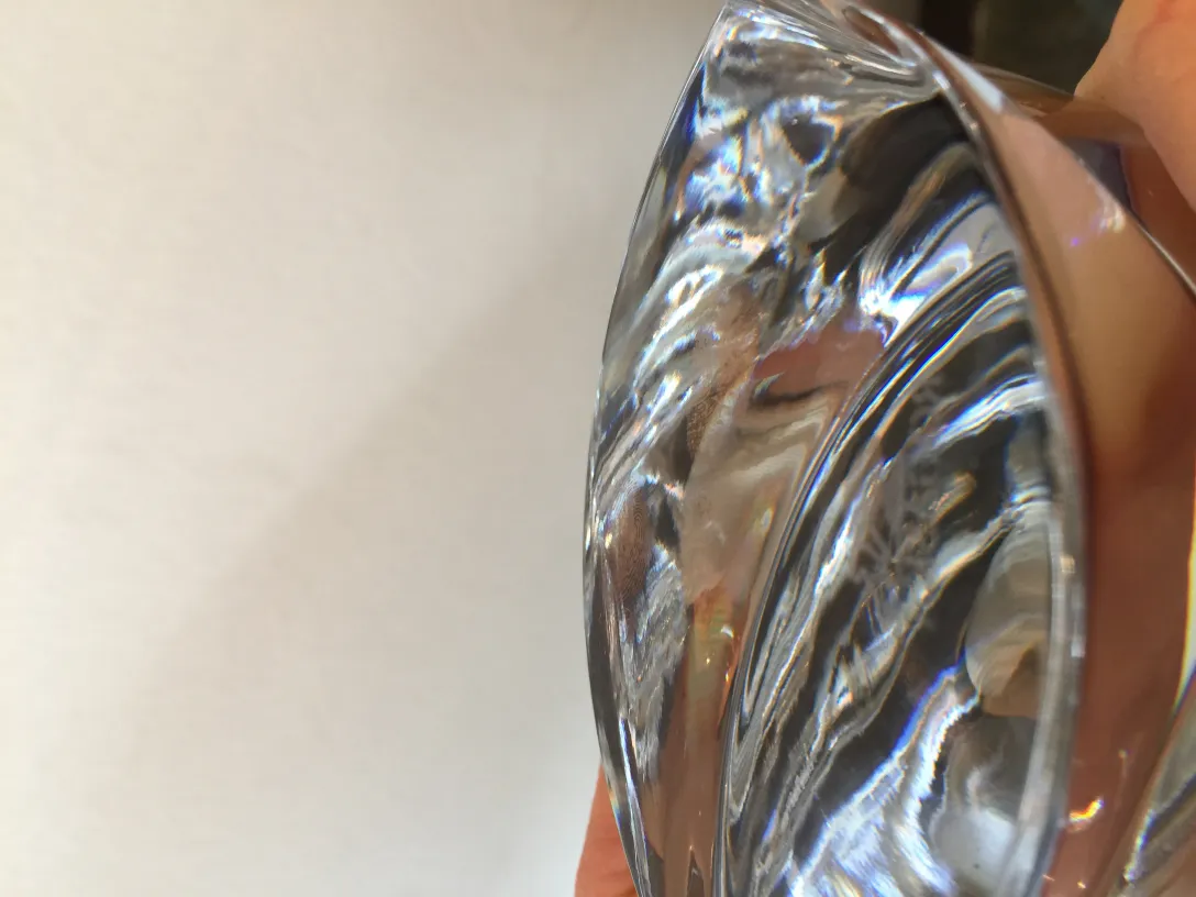 Klare Details eines antiken Murano-Glases mit einzigartigen Farben und Formen.