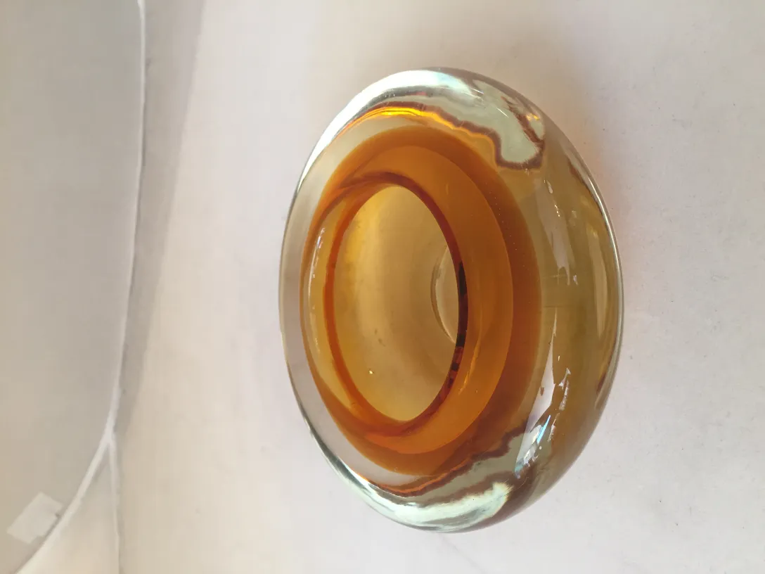 Cristal de Murano antigo em forma circular e cor amarelo.