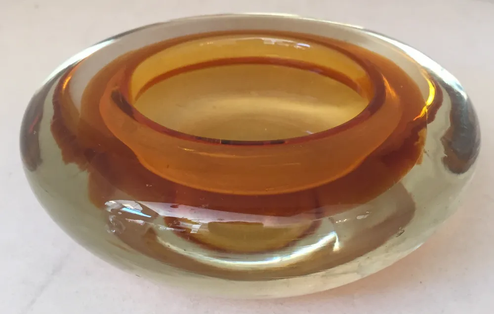 Cristal de Murano antiguo en tonos amarillos y verdes, con forma elegantemente redondeada.