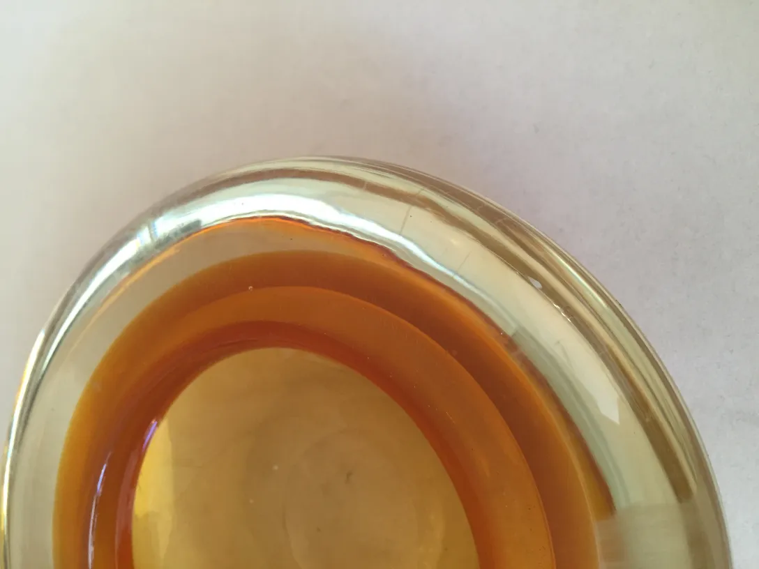 Übersicht über ein antikes Murano-Glas in bernsteinfarbenen Tönen mit sanften Kanten und einer warmen Atmosphäre.