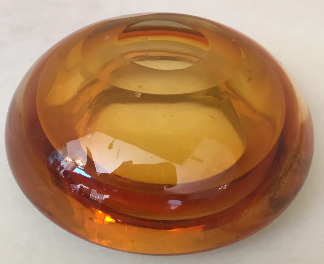 Cristal de Murano em tons âmbar, decoração vintage, forma circular, com brilho excepcional.