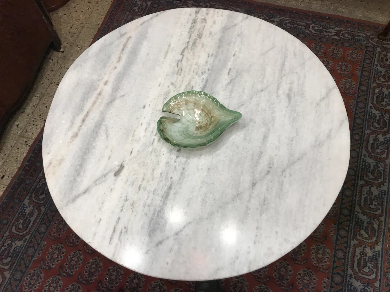 antikes Murano-Glas auf marmoriertem Tisch